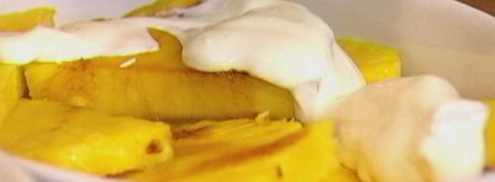 ананасы, запеченные в сметанно-карамельном соусе. Шаг 3