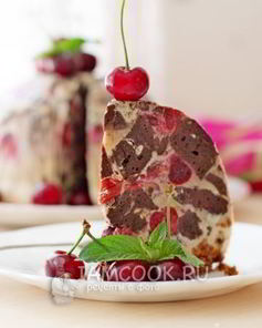 Десерт из брауни, вишни и маскарпоне