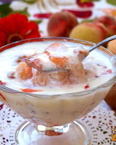 Десерт из персиков с грецкими орехами и йогуртом