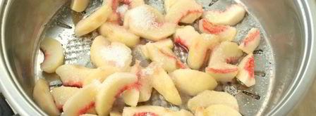 десерт из персиков с грецкими орехами и йогуртом. Шаг 3