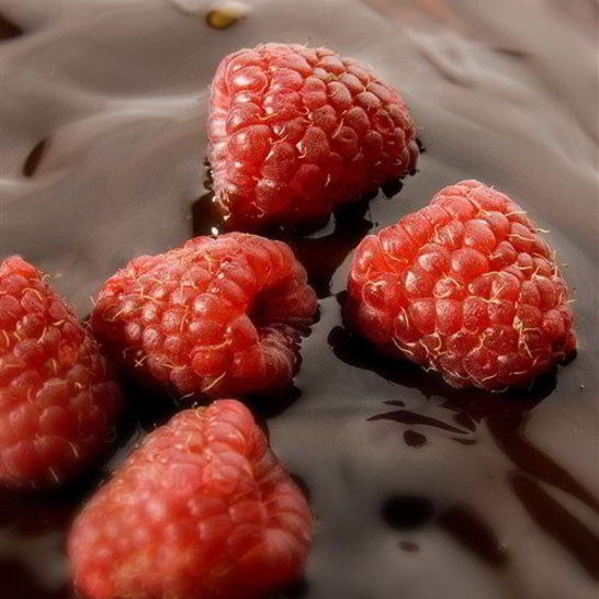 Рецепт горячего шоколада с малиной и взбитыми сливками