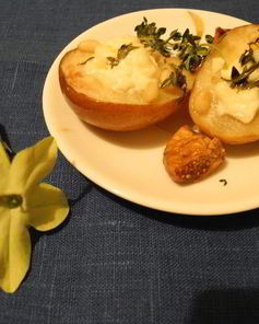 Груша запеченная с сыром и травами