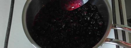 холодный десерт из готового пломбира с грецкими орехами и соусом из черной смородины. Шаг 3