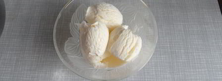 холодный десерт из готового пломбира с грецкими орехами и соусом из черной смородины. Шаг 6