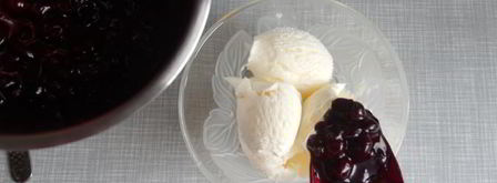 холодный десерт из готового пломбира с грецкими орехами и соусом из черной смородины. Шаг 7