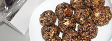 конфеты из фиников, чернослива, калины и орехов. Шаг 2