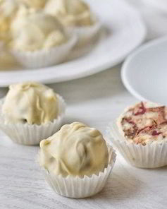 Ореховые конфеты с клюквой в белом шоколаде