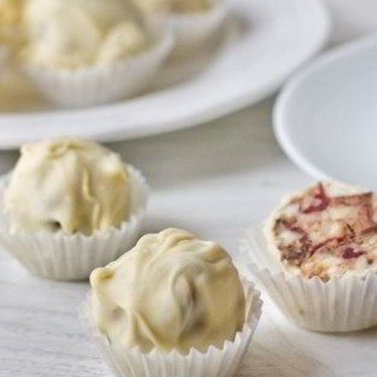 Рецепт ореховых конфет с клюквой в белом шоколаде