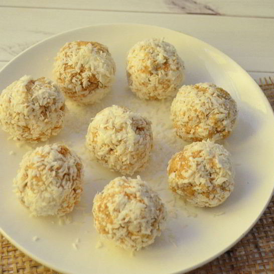 Рецепт творожных конфет с кокосом и арахисовой пастой