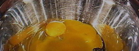 бисквитный рулет с вишневым кремом и малиной. Шаг 2