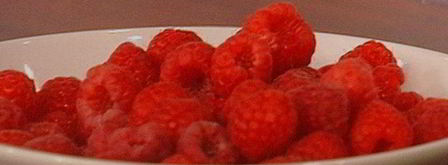 бисквитный рулет с вишневым кремом и малиной. Шаг 11