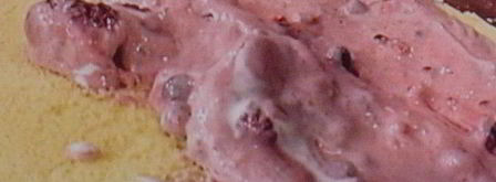 бисквитный рулет с вишневым кремом и малиной. Шаг 13