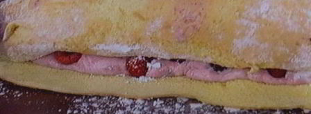 бисквитный рулет с вишневым кремом и малиной. Шаг 15