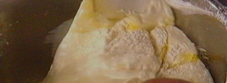 бисквитный рулет с вишневым кремом и малиной. Шаг 3