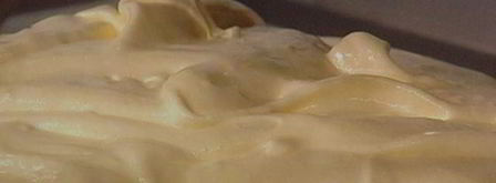 бисквитный рулет с вишневым кремом и малиной. Шаг 4