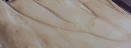 бисквитный рулет с вишневым кремом и малиной. Шаг 5