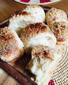 Булочки с ароматным штрейзелем и ванильным заварным кремом