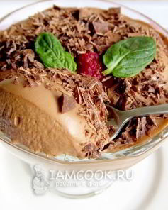 Десерт с шоколадным кремом и малиной