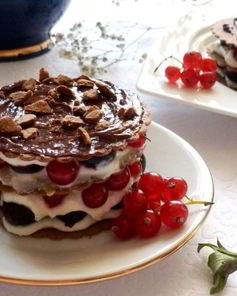 Мильфей с творожным кремом, крыжовником и смородиной