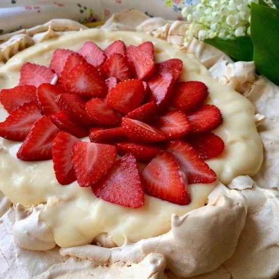 Рецепт павловой с клубникой и заварным кремом