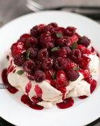 Павлова с заварным кремом и ягодами