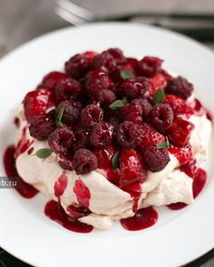 Павлова с заварным кремом и ягодами