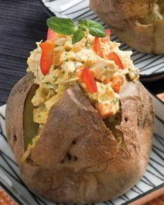 Печеный картофель на гриле с кремом из авокадо