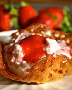 Сладкие корзинки с творожным кремом и клубникой