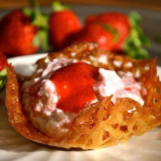 Рецепт сладких корзинок с творожным кремом и клубникой