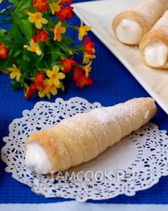 Трубочки из слоеного теста с кремом