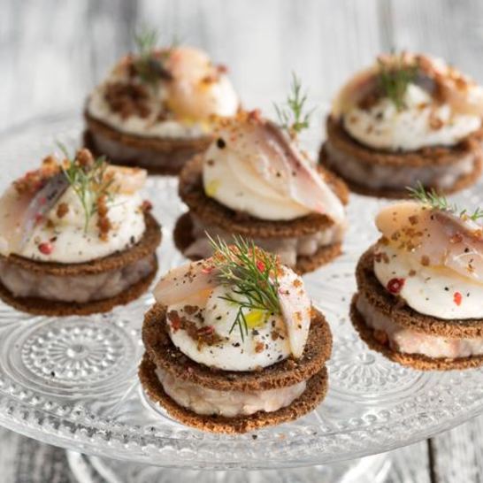 Рецепт закусочных шарлоток из бородинского хлеба, сельди и сметанного крема