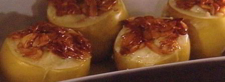 заварной крем-пудинг, запеченный в яблоке, под миндальной корочкой. Шаг 7