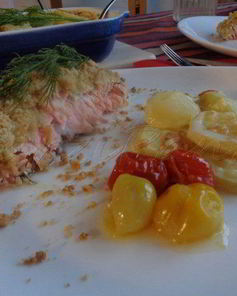 Лососевый крамбль под сметанно-укропным соусом