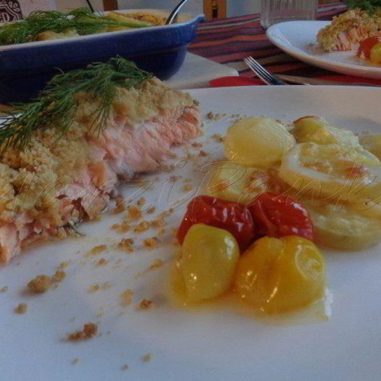 Рецепт лососевого крамбля под сметанно-укропным соусом