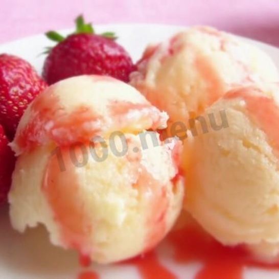 Рецепт домашнего мороженого без сливок с клубничным соусом
