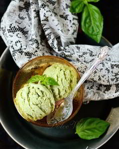 Мороженое с базиликом