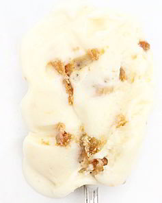 Мороженое с белым шоколадом и кусочками блонди