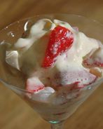 Мороженое с клубникой