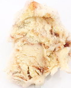 Мороженое с кусочками булочки синнабон и коричным соусом