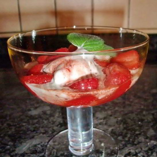 Рецепт сандэ мороженое с клубникой по-царски