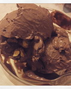 Шоколадно-ореховое мороженое