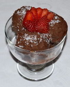 Шоколадное мороженое с орехами в блендере