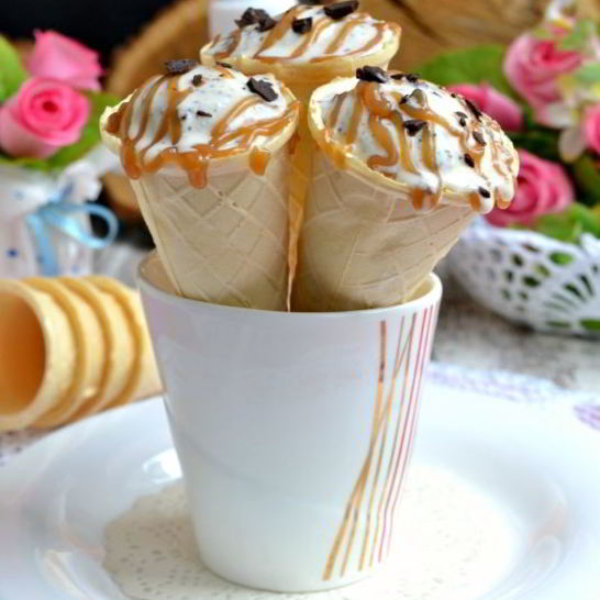 Рецепт сливочного мороженого с кусочками шоколада и карамельным соусом