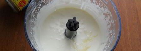 сливочное мороженое с кусочками шоколада и карамельным соусом. Шаг 2