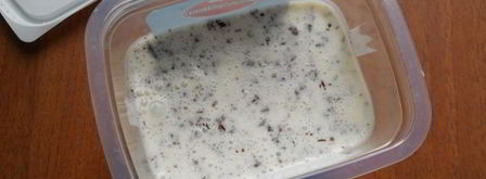 сливочное мороженое с кусочками шоколада и карамельным соусом. Шаг 4