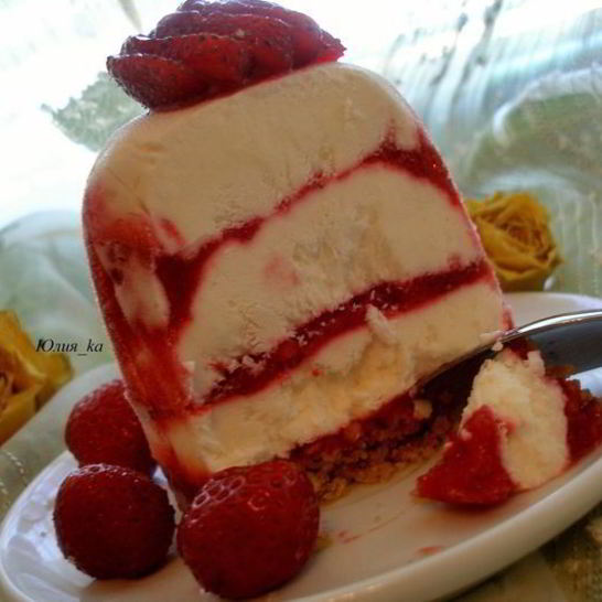 Рецепт творожного торта-мороженого с клубникой