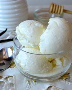 Ванильное мороженое со сливочным сыром и медом