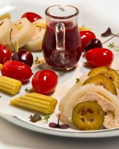 Кальмар с муссом из лосося под вишневым соусом