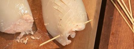 кальмар с муссом из лосося под вишневым соусом. Шаг 3