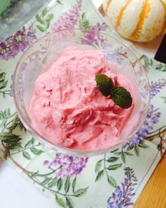 Мусс-мороженое из замороженной клубники